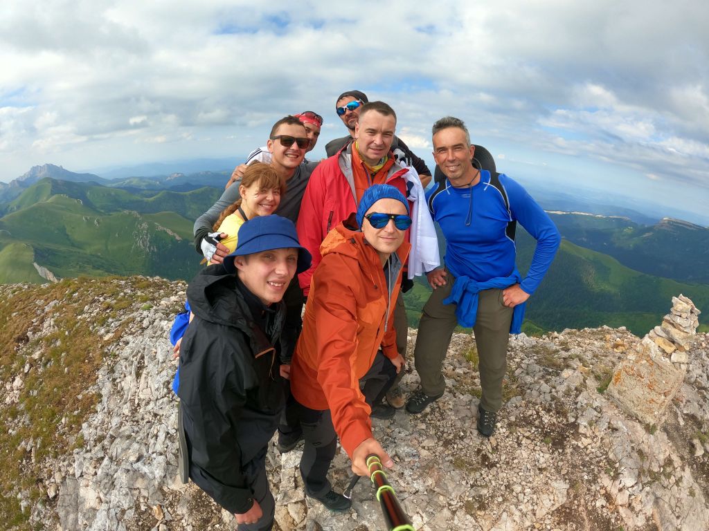 Команда на вершине горы Восточный ачишбок