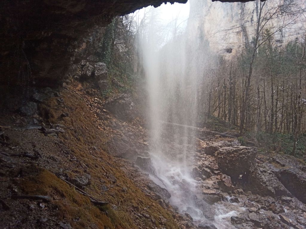 Грот под водопадом
