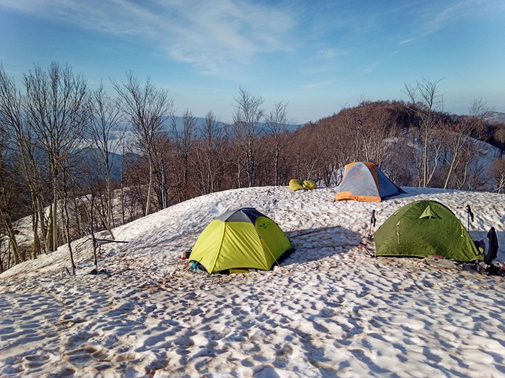 Лагерь на вершине горы Пятый Иегош. Под нами пять-шесть метров снега!