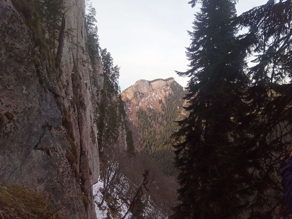 Скалы Афонки и гора Слесарня